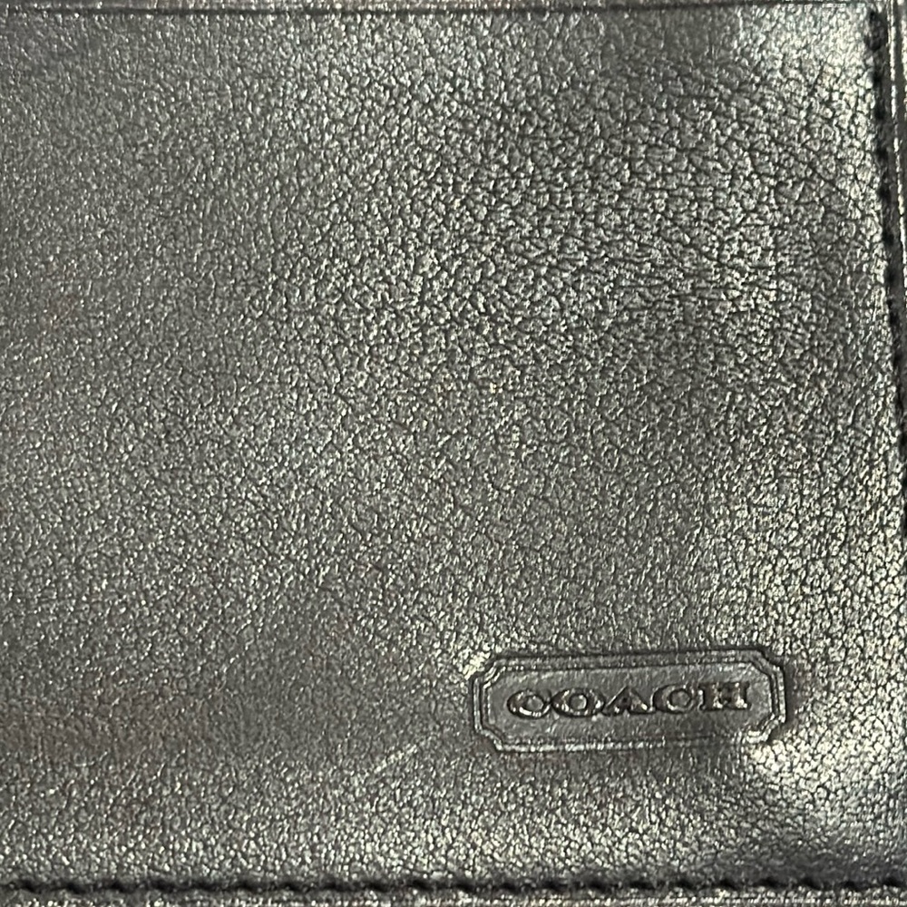 Men’s coach bifold black leather wallet/card holder excellent condition.
